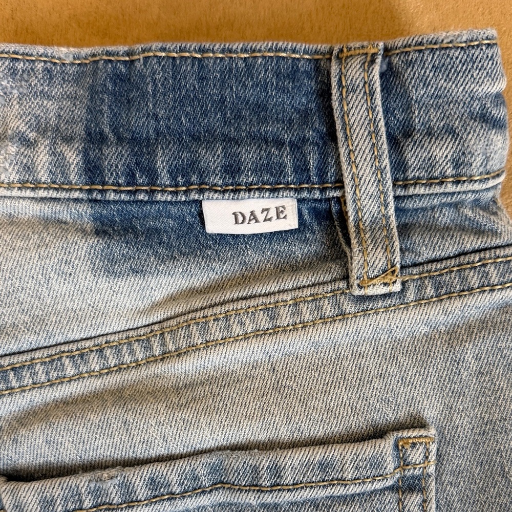 Daze  Tough Love Denim Frayed Hem Distressed Light Wash Women’s  Shorts Size 24 - Picture 11 of 11